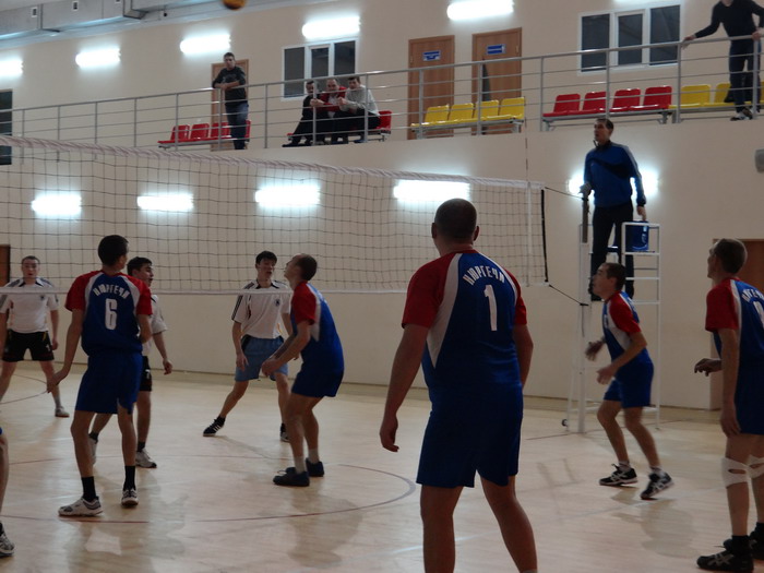 С Рождественского турнира по волейболу началась череда спортивных состязаний в Комсомольском районе